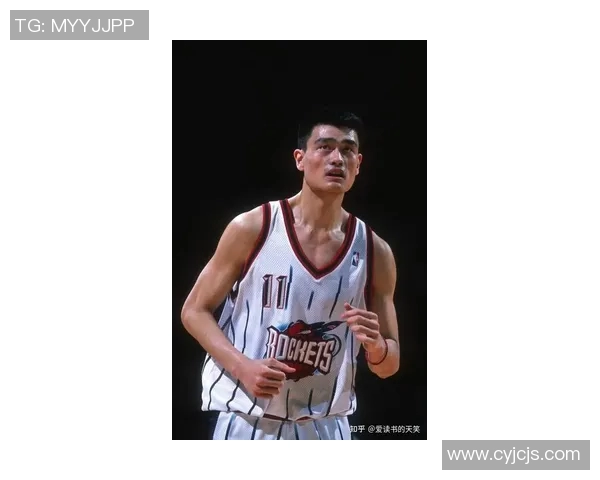 姚明的身影如山般挺拔，展现了中国篮球的辉煌与魅力