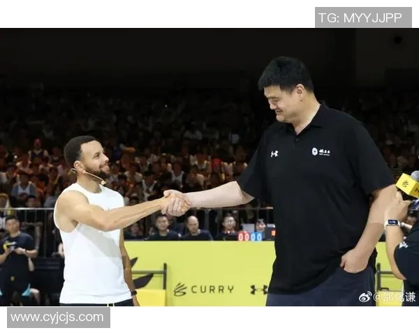 姚明赛前握手瞬间展现体育精神与友谊的力量 姚明赛前握手瞬间展现体育精神与友谊的力量