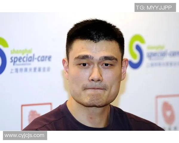 路人偶遇姚明热情呼喊引发围观瞬间展现巨星魅力与亲民形象